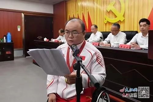 图为运动员代表发言